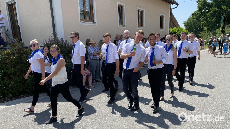 Schön, wenn die Gratulanten auch anderer Vereine so ausgelassen und fröhlich mitfeiern. Bild: aub