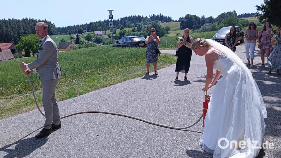 An der Kübelspritze zeigte das Brautpaar, wie gut es miteinander harmoniert. Bild: fks