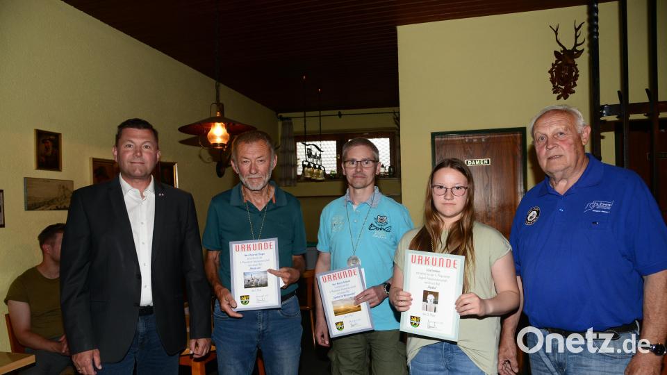 Bürgermeister Rainer Rewitzer (links) ehrt die "Stadtfotografen Heiner Flieger, Platz 1, Martin Grötsch Platz 2 und bei der Jugend Lisa Enslein , Platz 3. Vorsitzender Alois Hubmann (rechts) schließt sich den Glückwünschen des Stadtoberhauptes an. Bild: bey