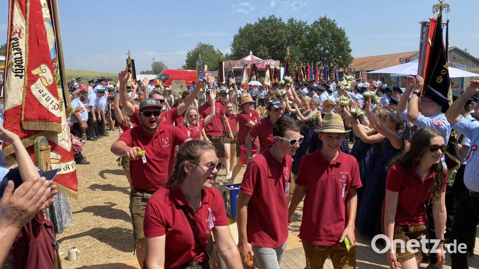 Von den Gastgebern stimmungsvoll &quot;Willkommen&quot; geheißen, zogen die Teilnehmer des Festzugs ins Zelt ein. Bild: aub