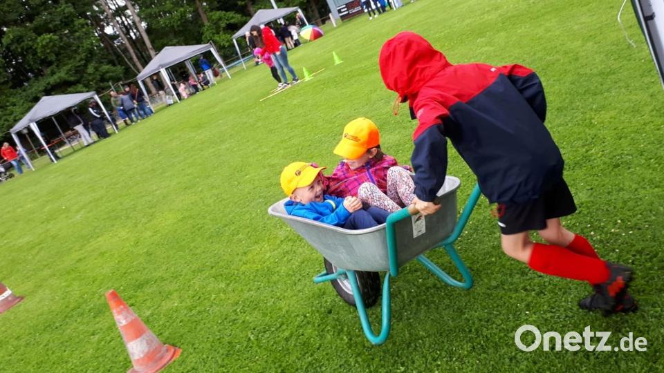 Ob Grasskifahren oder Schubkarrenrennen – Spaß hatten die Kids der Kindertagesstätte St. Franziskus an alle Stationen. Bild: bgm