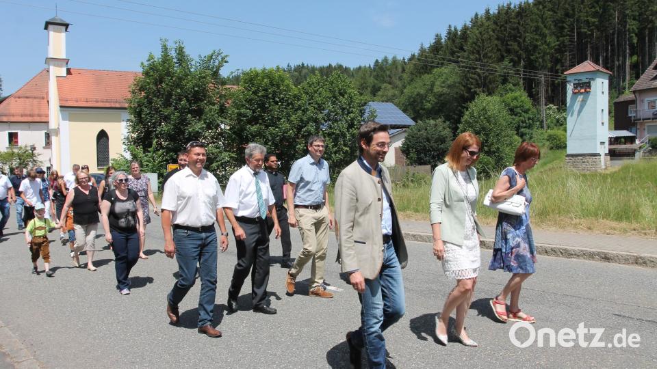 Bürgermeisterin Marina Hirnet (vorne, Mitte) begleitet die Ehrengäste, darunter Landtagsabgeordneten Stephan Oetzinger und stellvertretende Landrätin Margit Kirzinger. Bild: pi