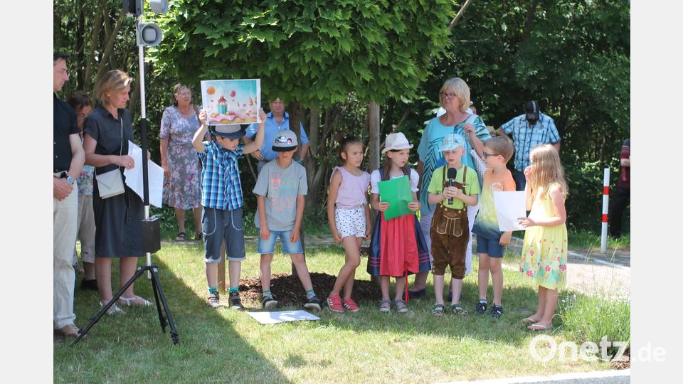 Kinder der Grundschule in Neudorf stimmen auf Schönwerths Wirken und die Feierstunde ein. Bild: pi