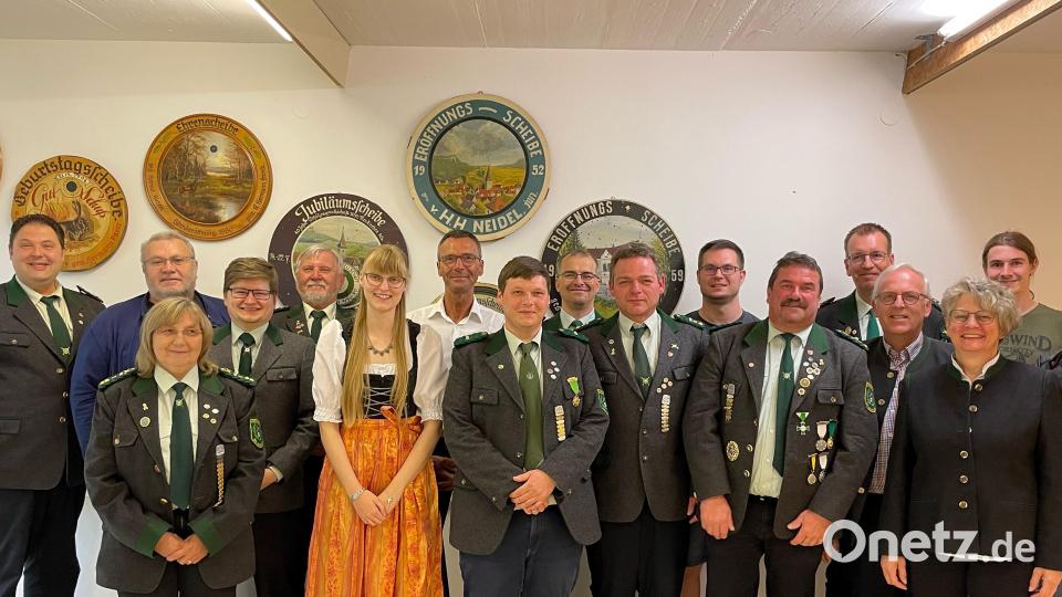 Der neue Vorstand der Schützengesellschaft Neukirchen (von links): Schützenmeister Christian Beyer, Helmut Scharrer, 2. Schützenmeisterin Claudia Schaupp, Florian Röttig, Gauschützenmeister Dietmar Beyer, Sonja Stümpfl, Bürgermeister Peter Achatzi, Sebastian König, Martin Reichenberger, Chris Holzlöhner, Christian Kopp, Jürgen Dehling, Thomas Plickert, Winfried Franz, Ulrike Loos und Jens Maul. Bild: Christian Beyer/exb