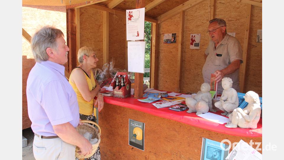 Der Schönwerth-Informationsstand halt einiges zu bieten, ob Lesestoff oder Kulinarisches. Bild: pi
