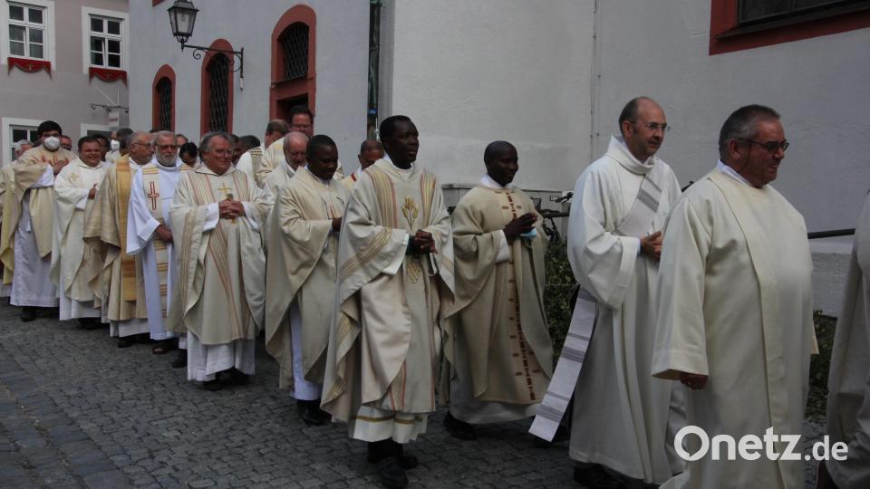 Vor dem Gottesdienst zogen feierlich die Priester des Dekanats Tirschenreuth – Wunsiedel in die Stadtpfarrkirche ein. Bild: kro