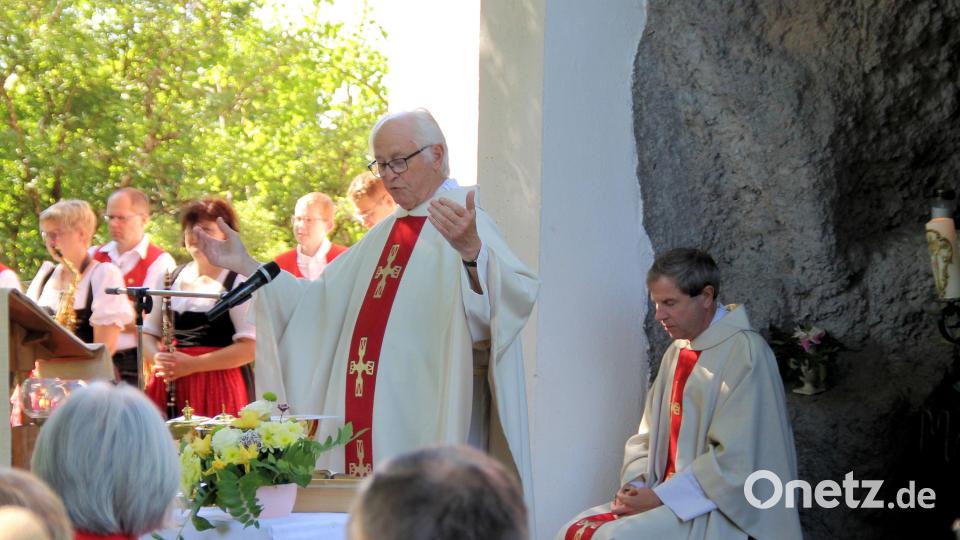 Ruhestandspfarrer Hans-Peter Heindl (links) hielt die Festpredigt. Bild: bjo