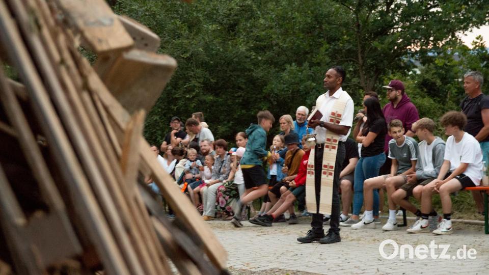 Pfarrer Jaison Thomas gab den Segen, bevor das Feuer entzündet wurde. Bild: Georg Hirmer