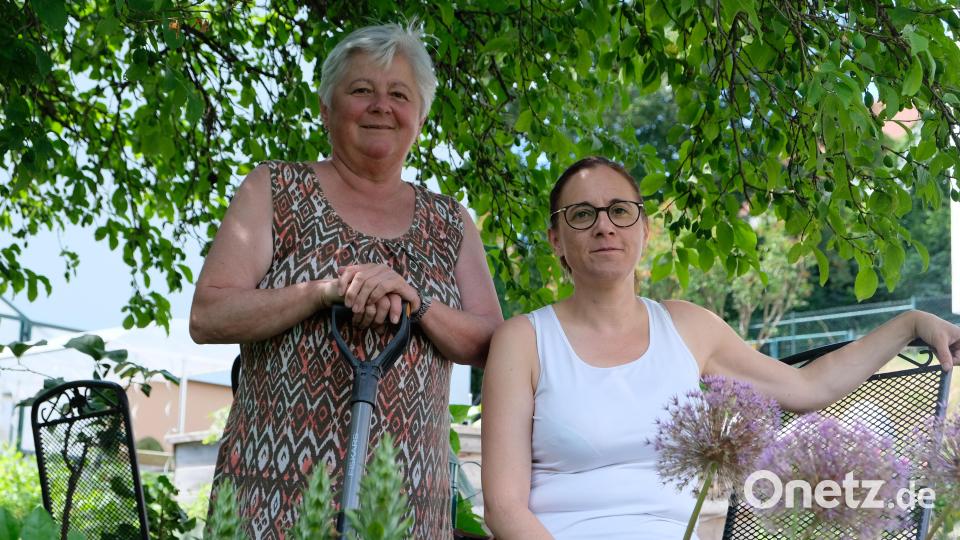 OGV-Ortsvorsitzende Petra Engelmann (rechts) und die langjährige Zweite Ortsvorsitzende Irmgard Lingl legen letzte Hand an, um ihr privates Paradies zum Strahlen zu bringen Bild: do