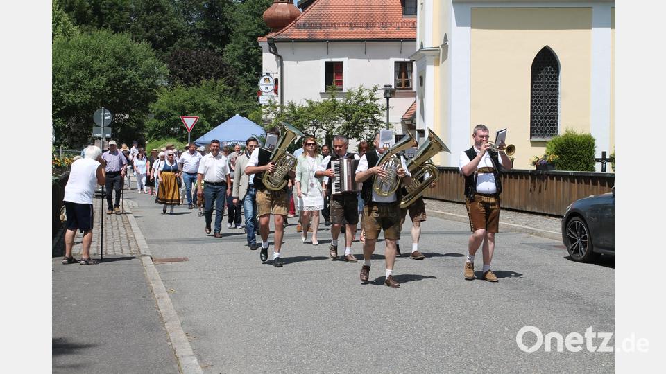 Die &quot;Zoigl-Blos&#039;n&quot; führt den kleinen Festzug zum Informationspavillon an. Bild: pi