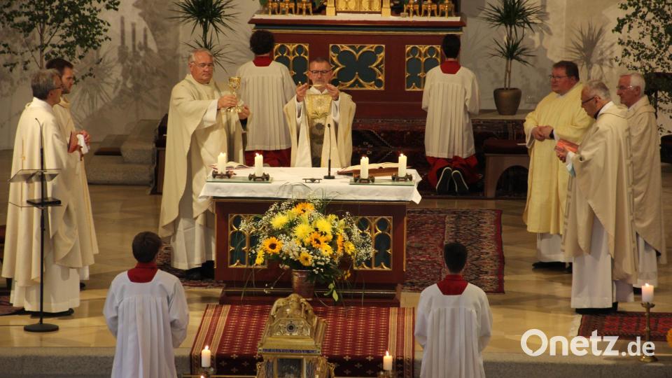 Zum Kapiteltag in der Stadtpfarrkirche Tirschenreuth waren zahlreiche Gläubige und Geistige aus dem Dekanat Tirschenreuth-Wunsiedel vertreten. Das Bild zeigt sieben Konzelebranten, die um den Altar versammelt waren. Bild: kro