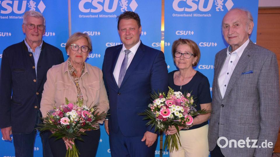 Verabschiedet wurden Stefan und Ernst Zeitler aus der Vorstandschaft der CSU Mitterteich, der sie Jahrzehnte angehörten. Von links Ernst und Barbara Zeitler, Ortsvorsitzender Stefan Grillmeier sowie (von rechts) Stefan Zeitler mit Lebensgefährtin Rita Forte. Bild: jr