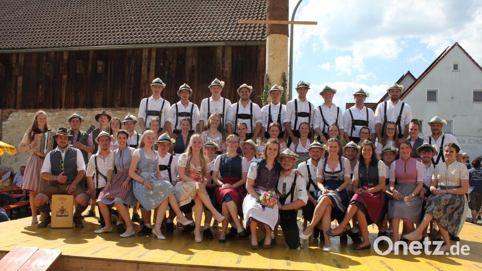 Die 20 Utzenhofener Kirwapaare lassen es drei Tage lang krachen. Bild: aun