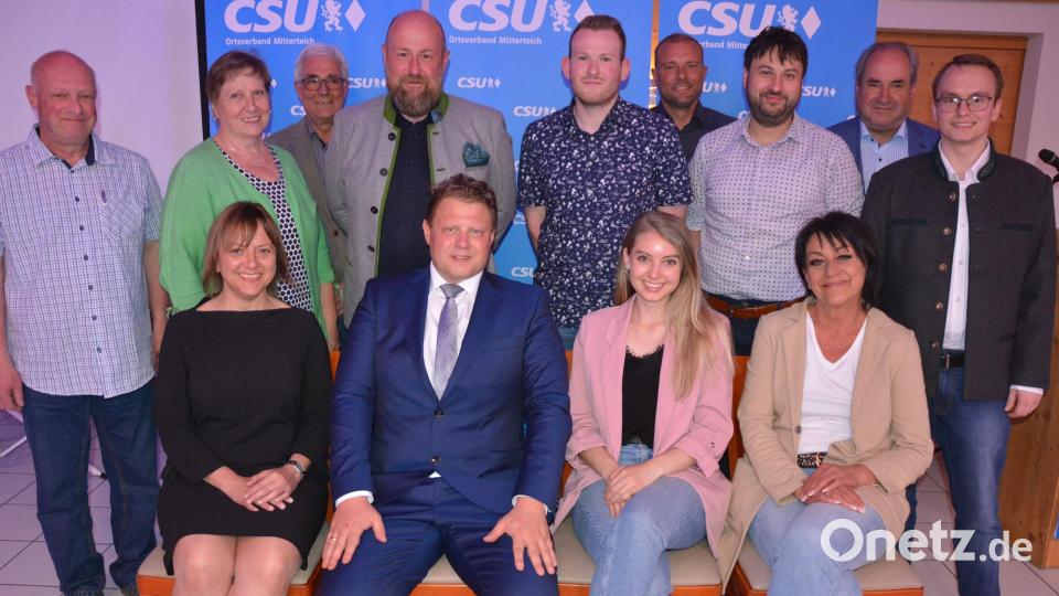 Das Vorstandsteam der CSU Mitterteich: Sitzend von links Christine Ernstberger, Stefan Grillmeier, Franziska Zeidler und Alexandra Weiß. Stehend (von links) Hubertus Krämer, Irmgard Zintl, Alois Häckl, Holger Paschedag, Florian Krieglsteiner, Johannes Schaumberger, Matthias Weiß, Josef Schwägerl und Fabian Weinberger. Bild: jr
