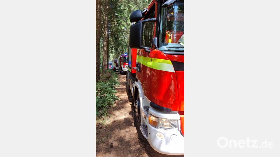 Mit den schweren Feuerwehrfahrzeugen mitten in den Wald? Ein Landwirt musste den Einsatzkräften helfen, um mit den Gefährten zur Brandstelle zu kommen. Bild: Florian Schlegel/Kreisbrandinspektion Amberg-Sulzbach