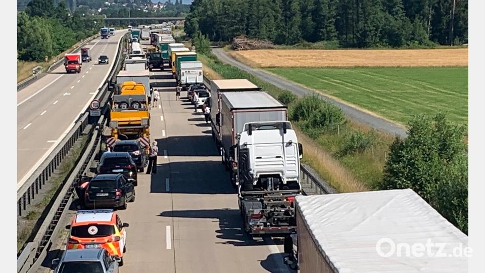 Der Verkehr auf der A 93 staute sich am Vormittag kurz vor der Anschlussstelle Weiden-Süd. Bild: Gabi Schönberger