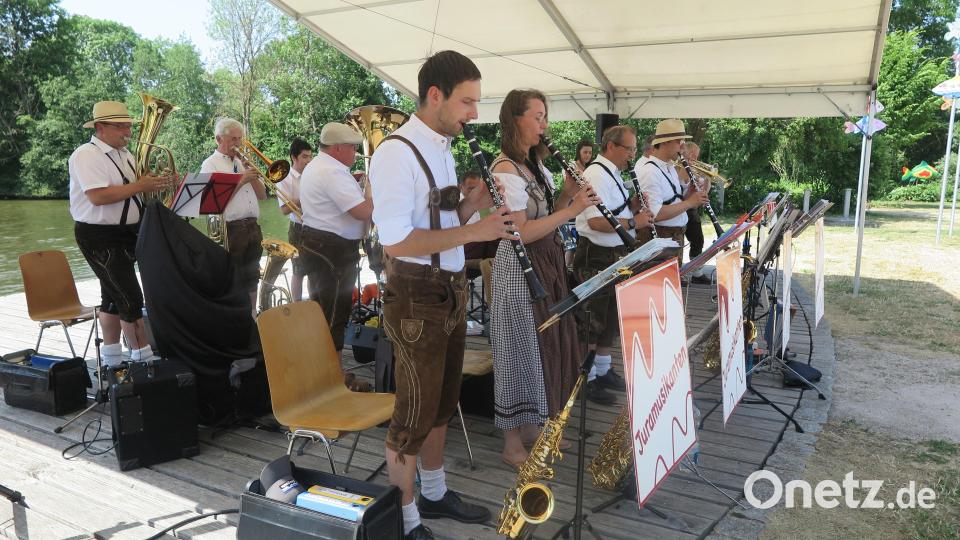 Einen sehr unterhaltsamen musikalischen Sonntagnachmittag bescherten die Juramusikanten den Zuhörern auf der Seebühne. Bild: jzk