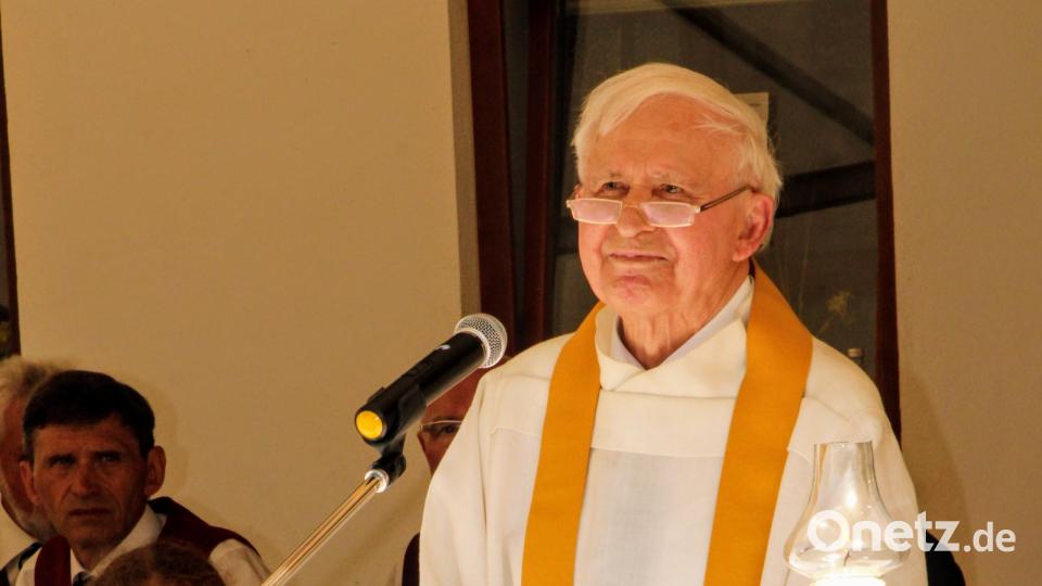Pfarrer Konrad Seidl, Festprediger beim Gottesdienst, wurde für 50 Jahre Mitgliedschaft beim Männerchor geehrt. Bild: fdl
