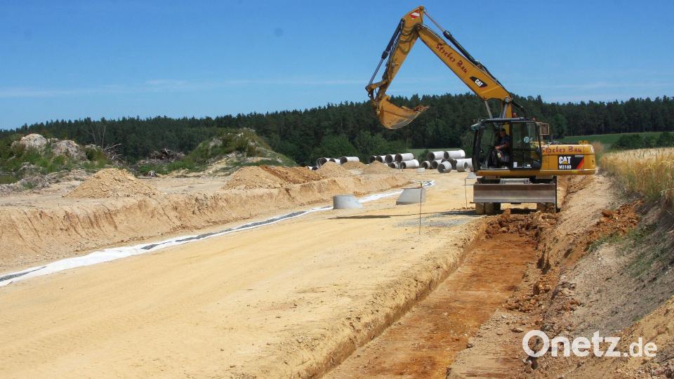 Derzeit laufen Straßenbauarbeiten im 18 Hektar großen interkommunalen Industrie- und Gewerbegebiet Wiesau. Bild: wro