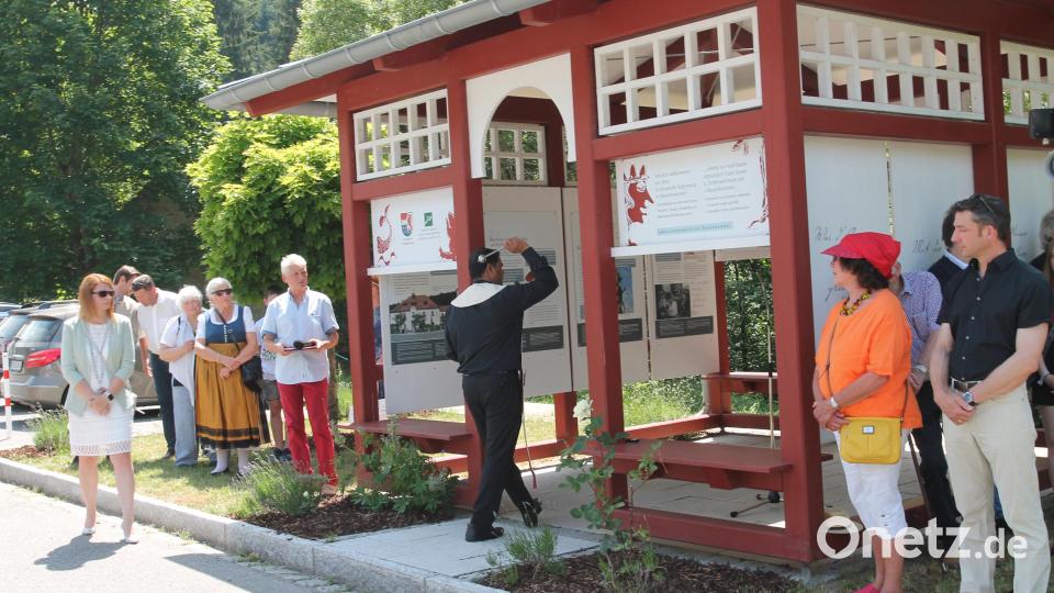 Pfarrer John Subash segnet den Infopavillon für den Sagen- und Märchenpfad &quot;Auf Schönwerths Spuren im Zottbachtal&quot;. Bild: pi