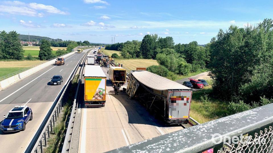 Bei einem der verunfallten Lkw ist die Seite des Hängers aufgerissen. Die Bergung der tonnenschweren Fahrzeuge, darunter ein Bus und mehrere Lkw, zog sich stundenlang hin. Bild: Gabi Schönberger