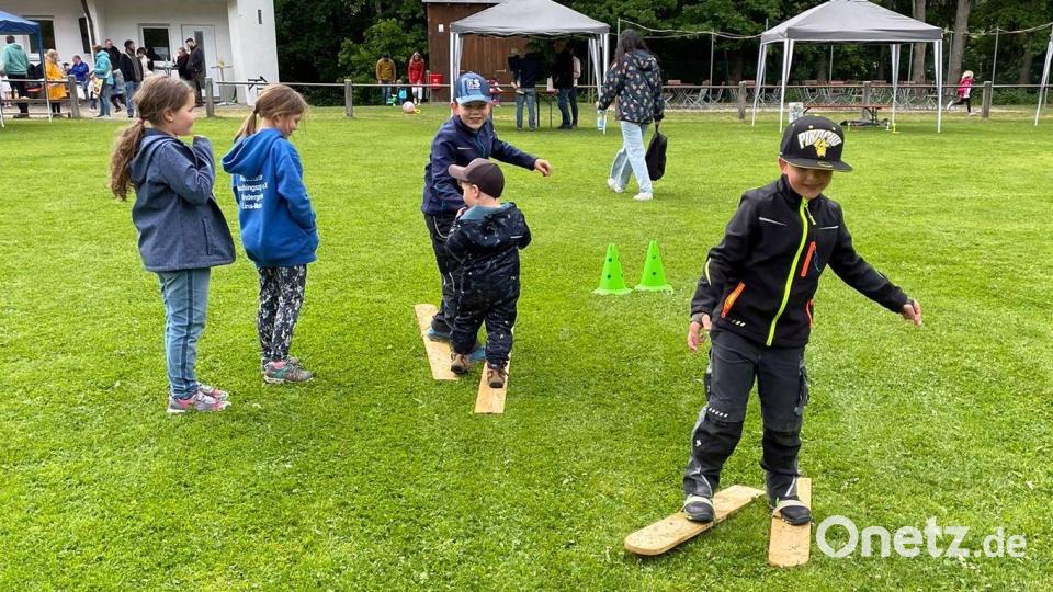 Ob Grasskifahren oder Schubkarrenrennen – Spaß hatten die Kids der Kindertagesstätte St. Franziskus an alle Stationen. Bild: bgm