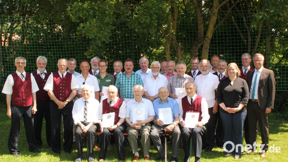 Langjährige Mitglieder des Männerchores Ehenfeld werden bei der Jubiläumsfeier geehrt. Ihnen gratulieren Vorsitzender Wolfgang Falk (links) sowie (von rechts) Bürgermeister Hermann Falk, Zweiter Vorsitzender Sepp Falk und Chorleiterin Saskia Krügelstein. Bild: fdl