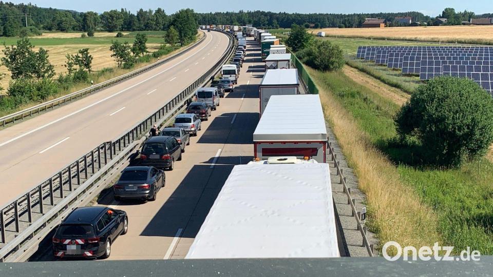 Die Sperrung der A 93 zwischen Luhe-Wildenau und Weiden-Süd sorgte am Dienstagmorgen für Stau. Bild: Gabi Schönberger