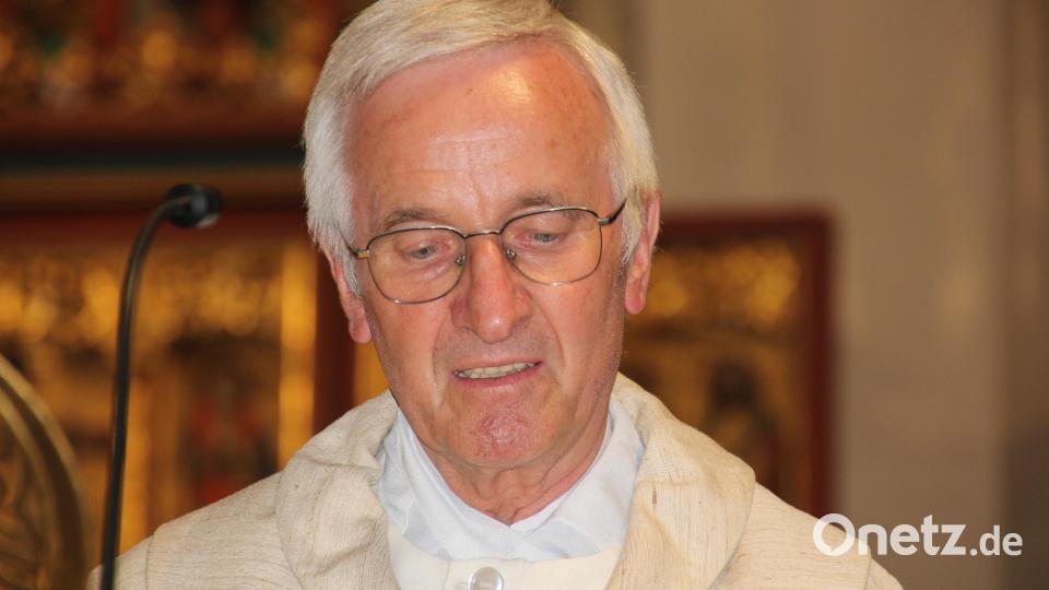 Der scheidende Marktredwitzer Stadtpfarrer und gebürtige Kondrauer Josef Triebenbacher verlas das Evangelium. Bild: kro