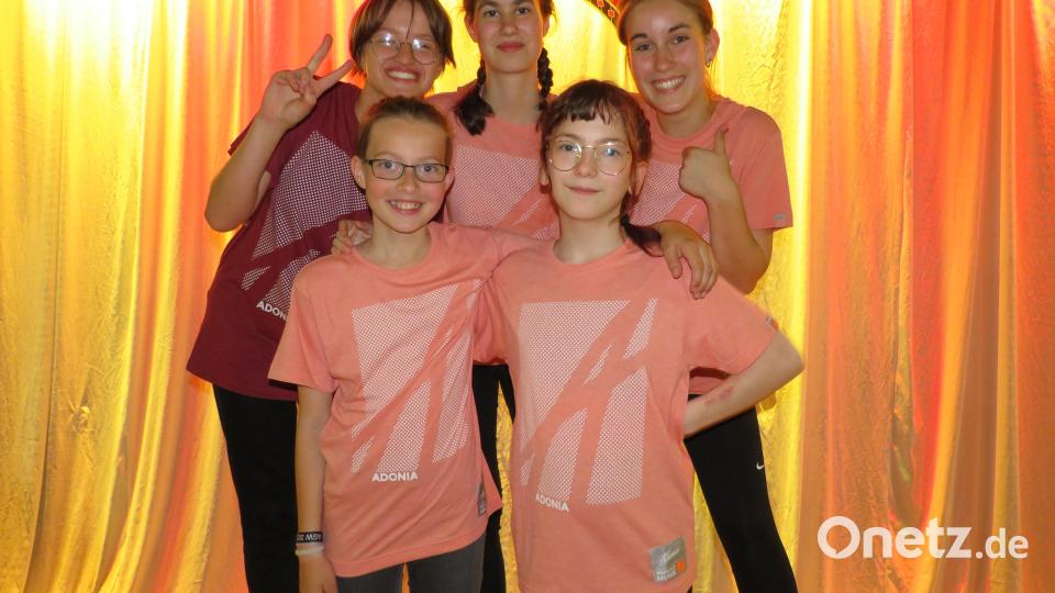 Die junge Parksteinerin Josefa Dorner (vorne, links) fühlt sich im Kreise ihrer Freundinnen aus dem Chor sehr wohl. Bild: adj