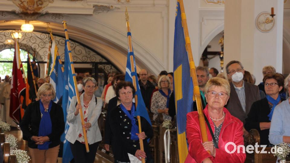 Das Bild zeigt den Einzug der kirchlichen Vereine mit ihren Bannern in die Stadtpfarrkirche Tirschenreuth am Kapiteltag. Bild: kro