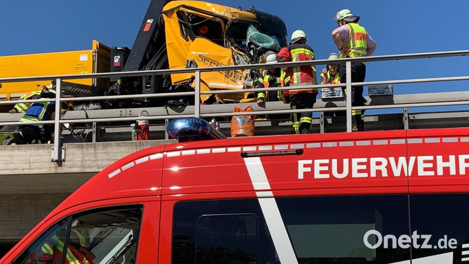 Die tonnenschweren Fahrzeuge wurden teils schwer beschädigt, und die Bergung gestaltet sich schwierig. Bild: Gabi Schönberger