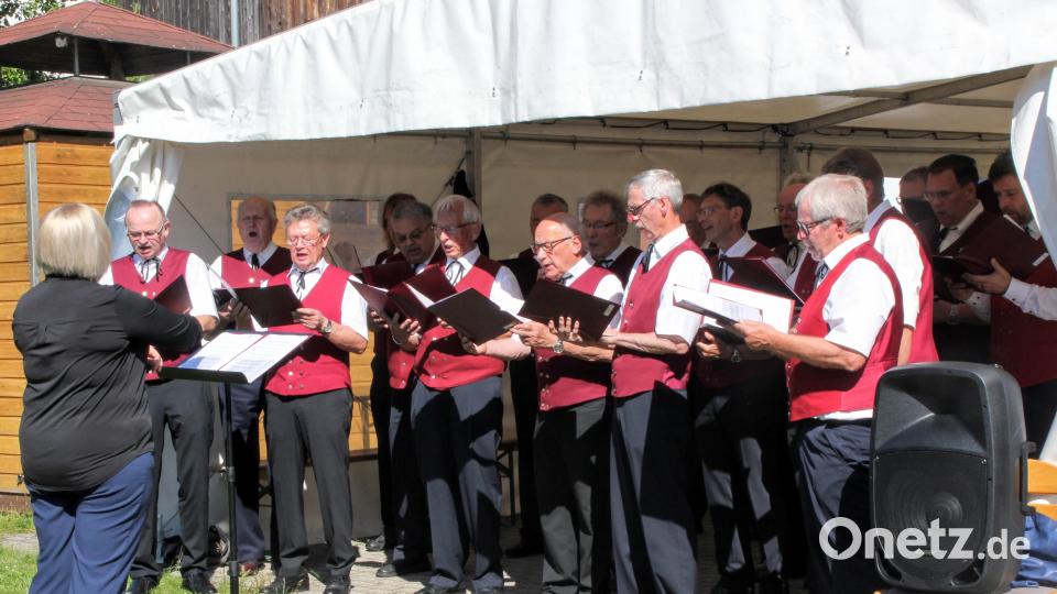 Der Männerchor Ehenfeld unter der Leitung von Saskia Krügelstein gestaltet den Festgottesdienst und trägt auch beim weltlichen Teil mehrere Lieder vor. Bild: fdl