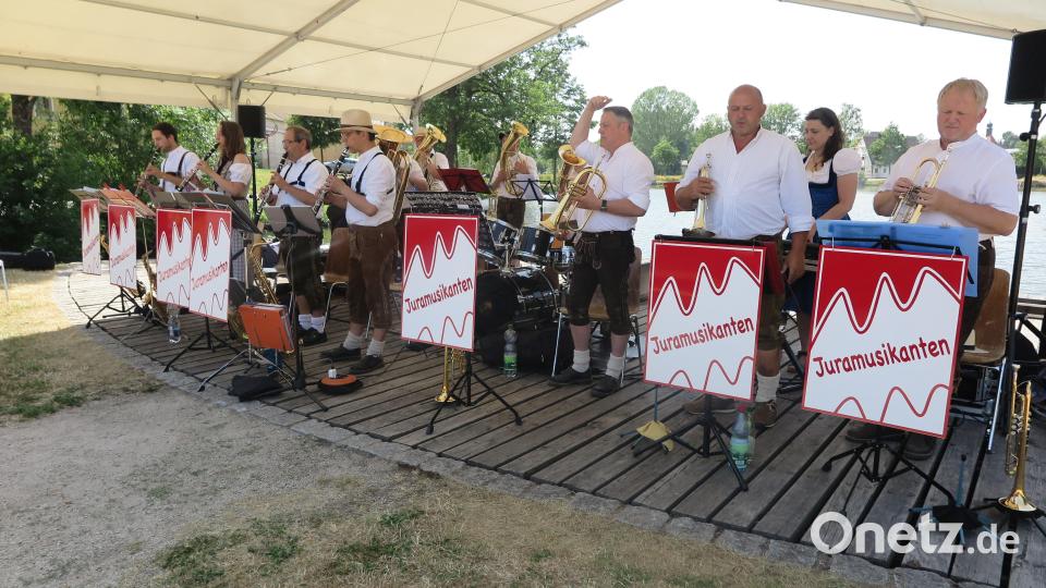 Norbert Lodes (vorne, Dritter von rechts) begeisterte nicht nur als Dirigent und Trompeter, sondern auch als Moderator beim Konzert „seiner“ Juramusikanten auf der Seebühne. Bild: jzk