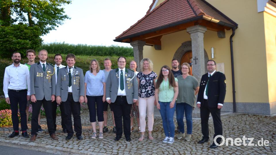 Der Schützenverein Gebhardsreuth wird künftig von Schützenmeister Stefan Brandmiller (Siebter von rechts) und Schießleiter Fabian Putzer (Dritter von links) geführt. Bild: gi