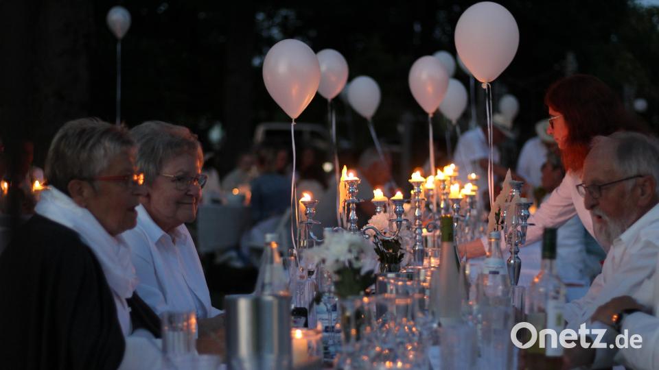 Bei Kerzenschein fanden noch viele interessante Gespräche an den Tischen im Stadtpark statt. Bild: fpoz