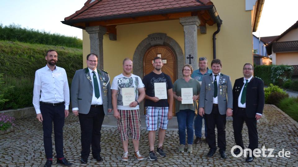 Mitglieder wurden für zehn- und 25-jährige Treue zum Schützenverein geehrt. Bild: gi