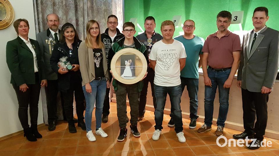 Pascal Sier (Mitte) holt sich mit einem hervorragenden 26,9-Teiler die Hochzeitsscheibe der Eheleute Lena und Matthias Brenner. Bild: gi