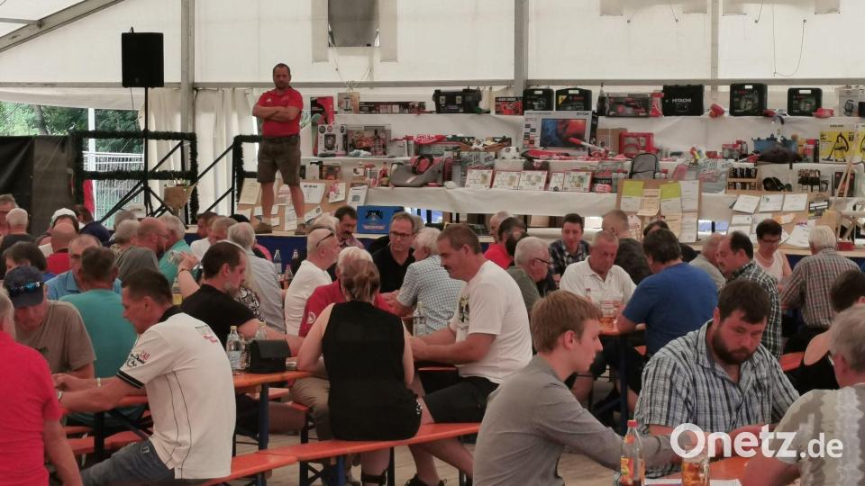 Die Geld- und Sachpreise zogen 192 Kartenspieler zum Bayern-Preisschafkopf nach Eslarn. Bild: gz