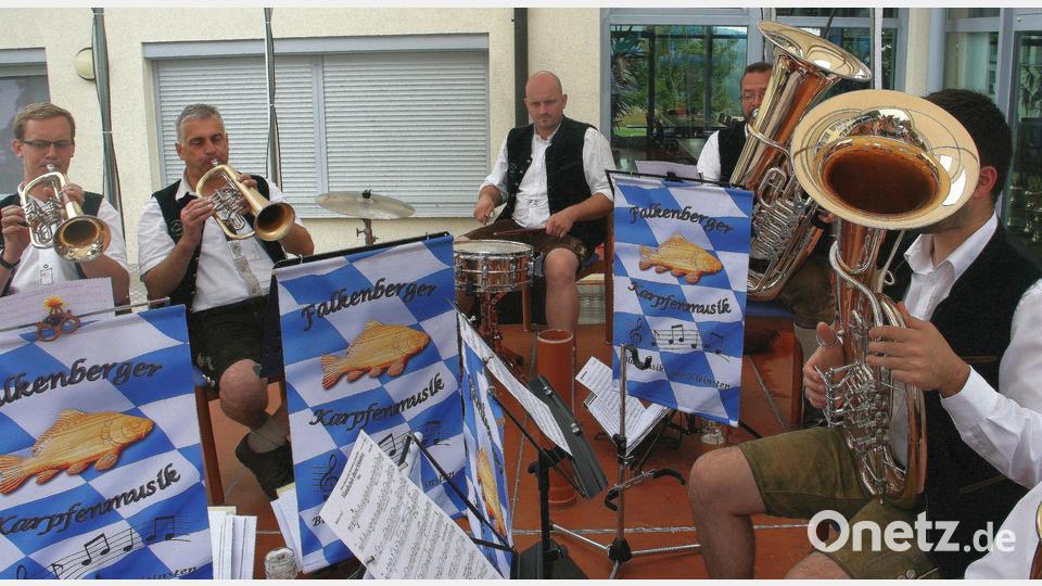 Beim Frühschoppen am Sonntag ab 10 Uhr unterhält die &quot;Falkenberger Karpfenmusik&quot;. Archivbild: wro