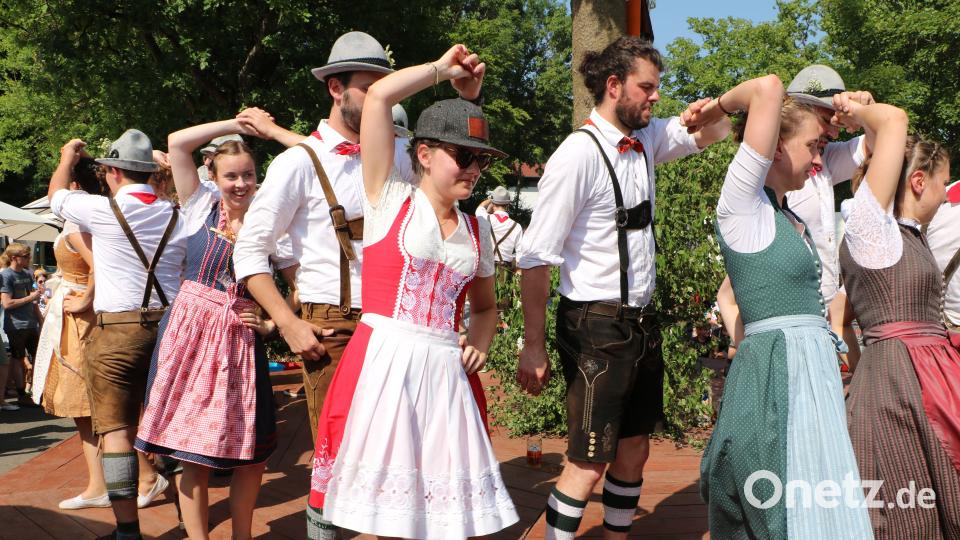 Die Weißenberger Kirwapaare in Aktion beim Baumaustanzen. Bild: gru