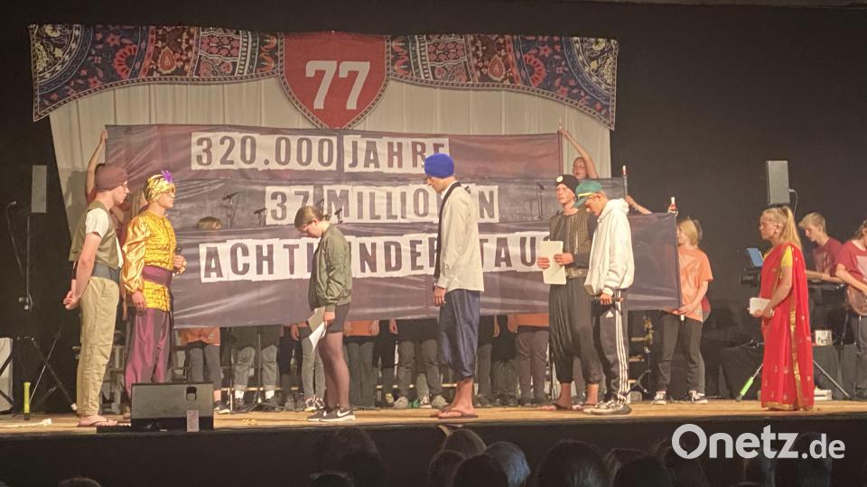 16 Songs und viele Dialoge bildeten den Rahmen für eine Geschichte, in deren Mittelpunkt Geld, ein Ehepaar und ein reicher Maharadscha rückten. Bild: Angelika Würner/exb