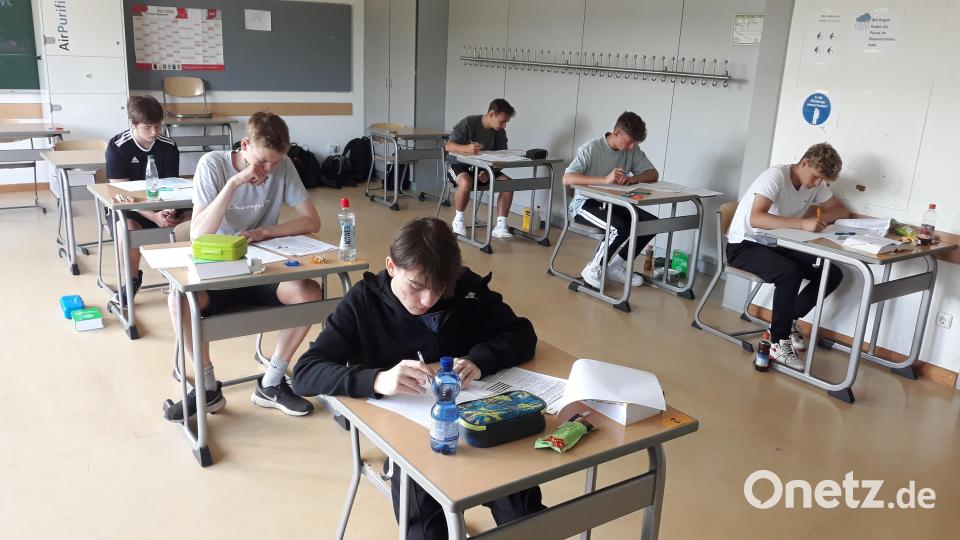Statt gemeinsam unter dem Dach der Sporthalle über ihren Prüfungen zu brüten, arbeiten die Realschüler dieses Mal in vielen kleinen Gruppen an den Aufgaben. Hier die Klasse 10c. Bild: lhc