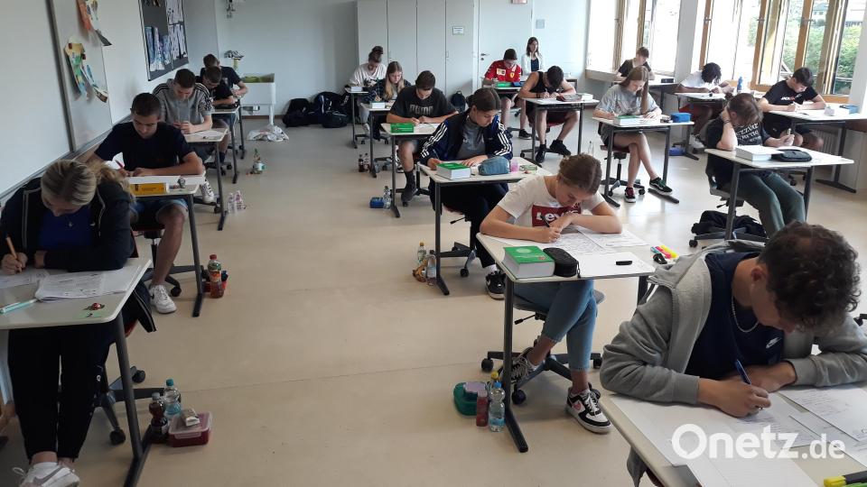 Statt gemeinsam unter dem Dach der Sporthalle über ihren Prüfungen zu brüten, arbeiten die Realschüler dieses Mal in vielen kleinen Gruppen an den Aufgaben. Hier die Klasse 10b. Bild: lhc