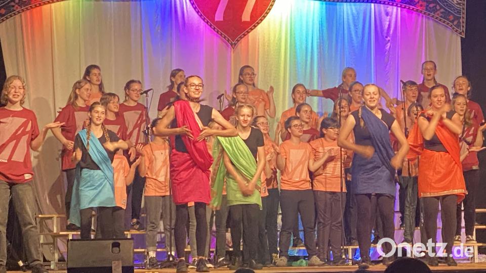 Mit dem farbenprächtigen Musical "77" begeisterten "Go Church Oberpfalz" und der Verein Adonia das Publikum. Bild: Angelika Würner/exb