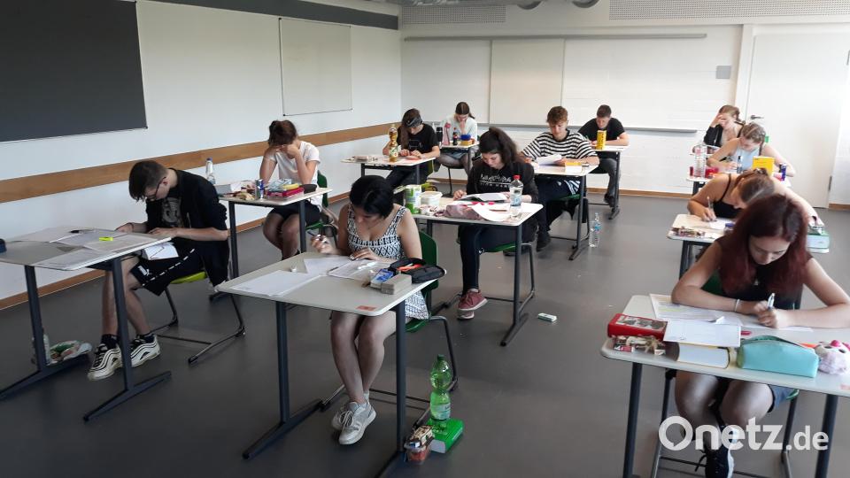 Statt gemeinsam unter dem Dach der Sporthalle über ihren Prüfungen zu brüten, arbeiten die Realschüler dieses Mal in vielen kleinen Gruppen an den Aufgaben. Hier die Klasse 10d. Bild: lhc