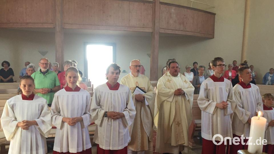 Beim Wallfahrtsgottesdienst der Pfarrei St. Jakob in der Heilig-Geist-Kirche der Wallfahrtsstätte Maria Loreto. In der Mitte Stadtpfarrer Anton Witt (links) und Kaplan Daniel Schmid zusammen mit den Ministranten und den Gläubigen in den Kirchenbänken. Bild: Michaela Panzer/exb