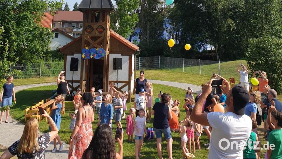 Bei den Feierlichkeiten zu 25 Jahre Kindergarten Mehlmeisel stiegen Ballons in die Luft. Bild: gis