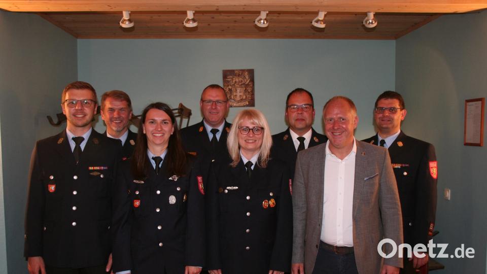 Langjährige Aktive werden ausgezeichnet (vorn, von links): Michael Hottner, Franziska Reindl und Eva-Maria Weiß mit Bürgermeister Marcus Eichenmüller sowie (hinten, von links) Zweitem Kommandanten Stefan Reindl, Kreisbrandinspektor Martin Schmidt, Kreisbrandmeister Marco Weiß und Kommandant Michael Werner. Bild: wfw