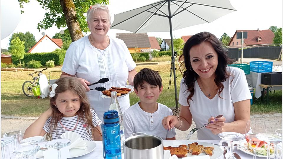 Angela Burger (stehend) sorgte für das leibliche Wohl von Bürgermeisterin Margit Bayer und ihrer Kinder Emma und Jonas. Bild: fpoz